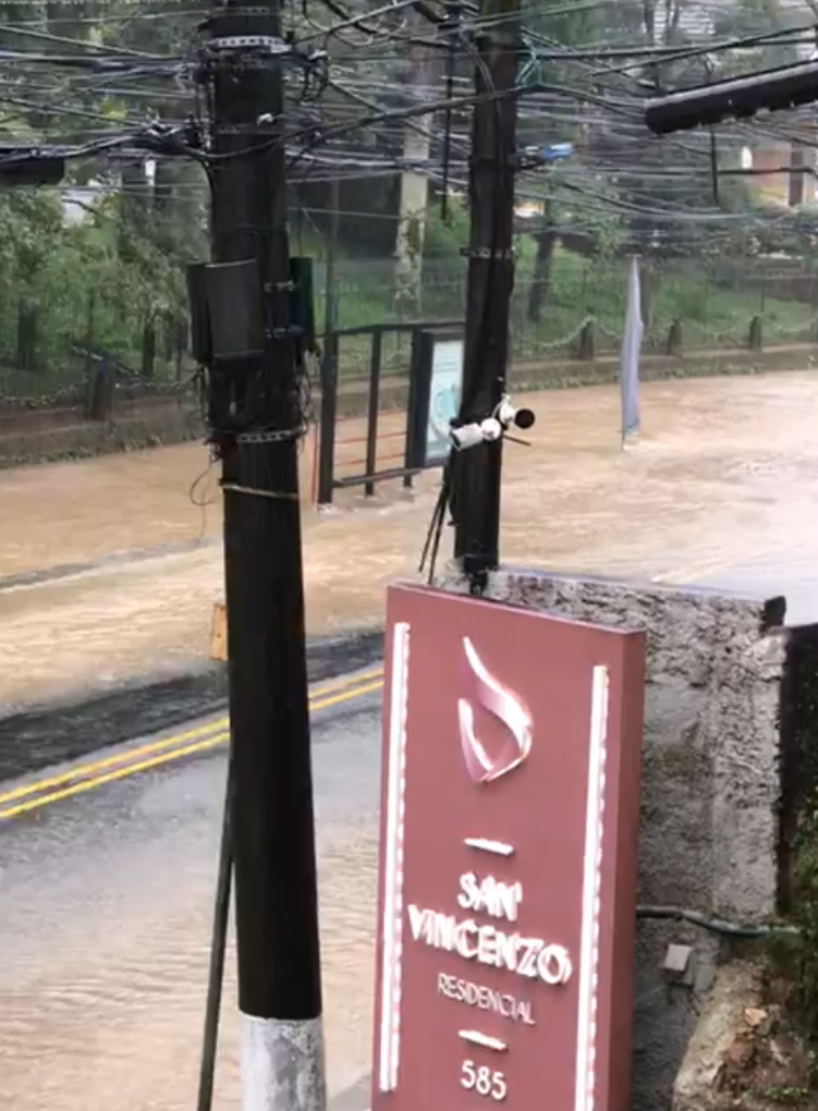 Rua Coronel Veiga é interditada após alagamento