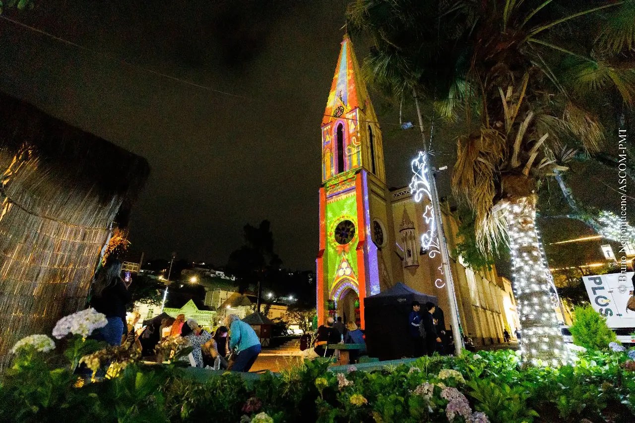 Teresópolis Terra de Luz 2022: Vídeo mapping reúne famílias e encanta população no centro da cidade