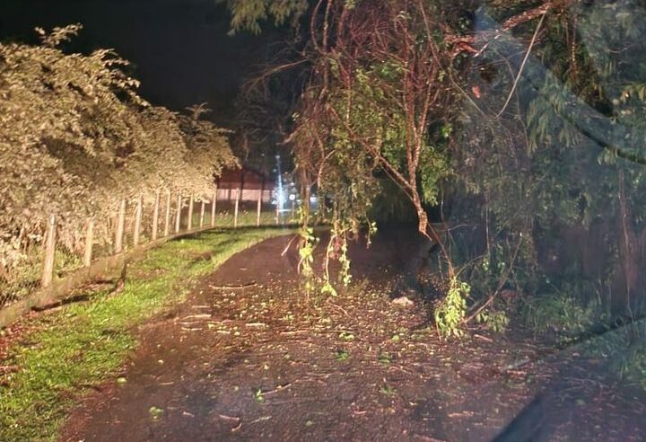 Barreira bloqueia Estrada Ministro Salgado Filho no Cuiaba