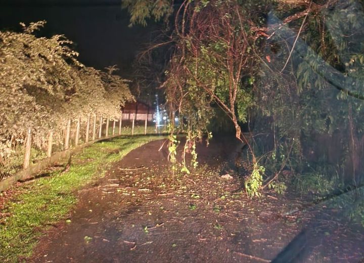 Barreira bloqueia Estrada Ministro Salgado Filho no Cuiaba