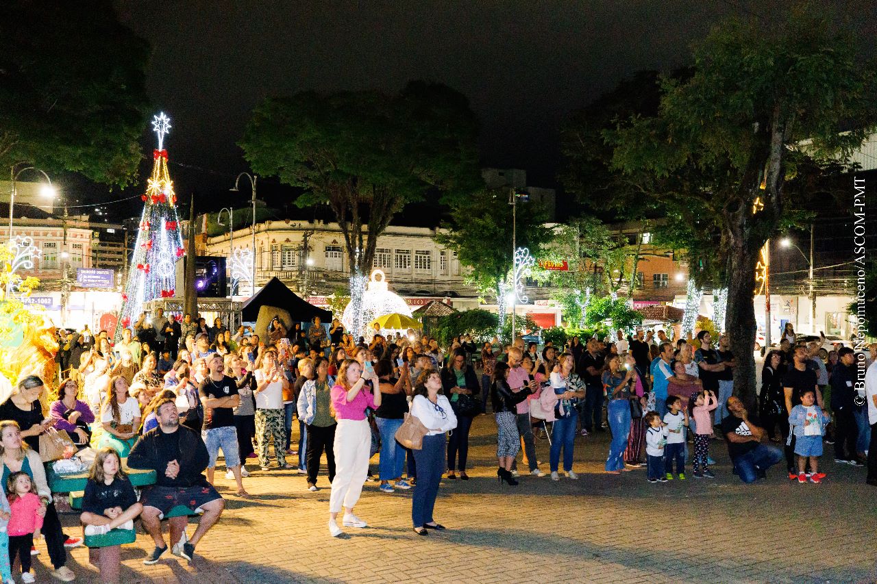 Teresópolis Terra de Luz 2022: Vídeo mapping reúne famílias e encanta população no centro da cidade