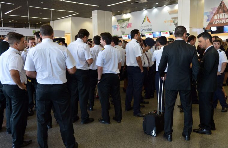Aeronautas encerram greve e aprovam proposta de empresas