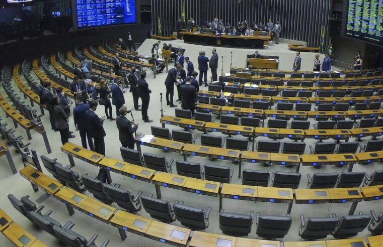 Regra eleitoral impulsiona novas fusões e extingue partidos tradicionais