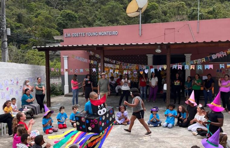 Crianças da Pequena Tribo encenam conto folclórico brasileiro em apresentação de encerramento do semestre