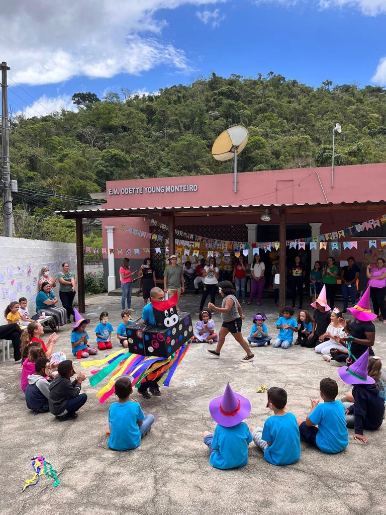 Crianças da Pequena Tribo encenam conto folclórico brasileiro em apresentação de encerramento do semestre