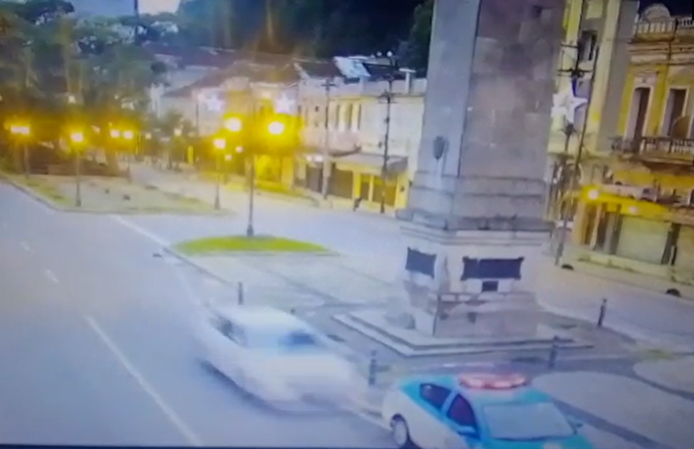 Carro de passeio colide em viatura da Polícia Militar na manhã deste domingo
