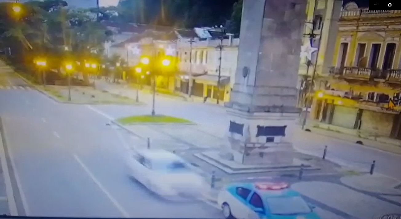 Carro de passeio colide em viatura da Polícia Militar na manhã deste domingo