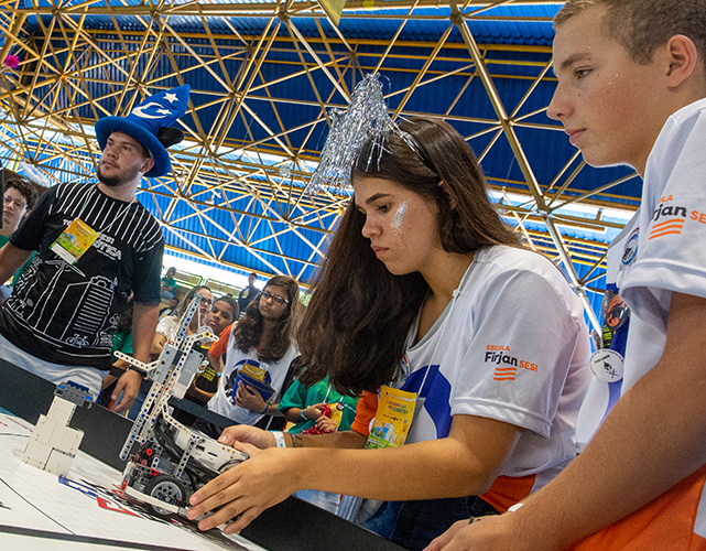 Com o tema&nbsp;“Como será o futuro da energia?”,&nbsp;Escola Firjan SESI realiza etapa regional do Torneio de Robótica FIRST LEGO League