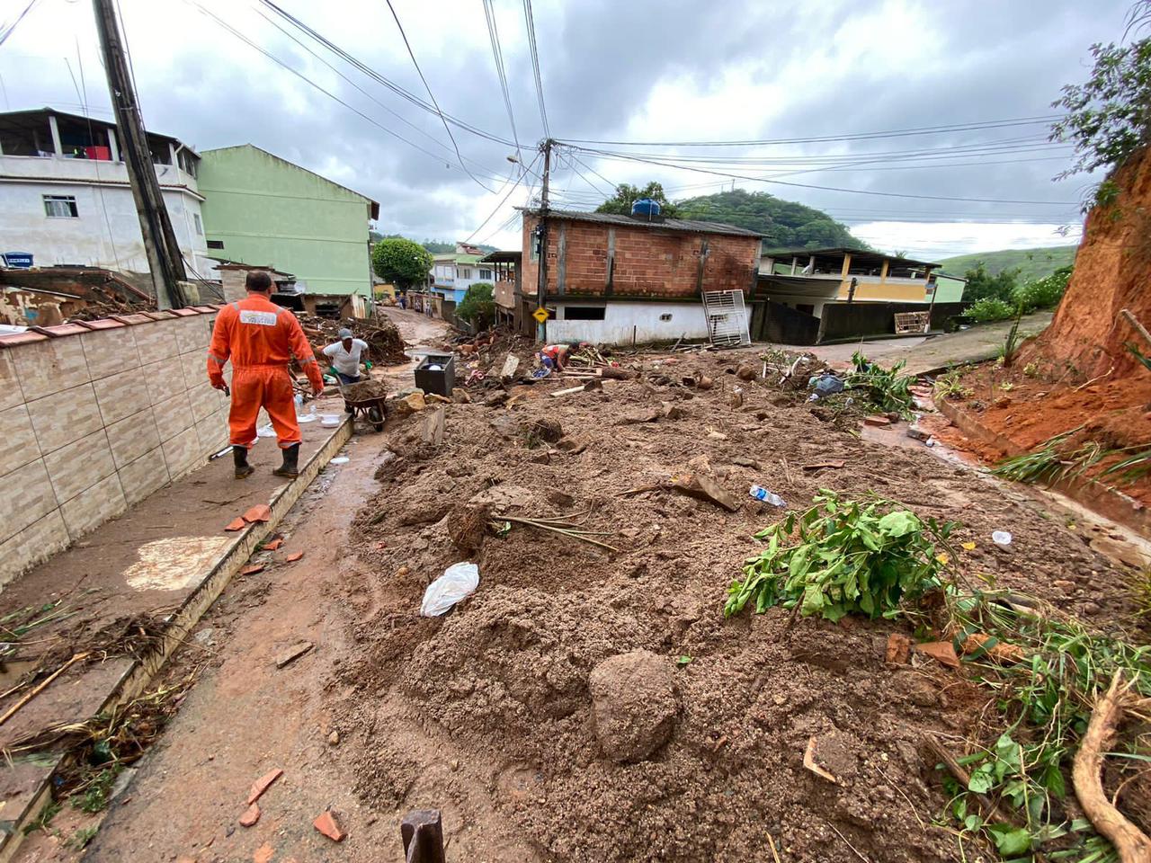 Governo do Estado envia equipes e maquinários para limpeza de cidades do Norte Fluminense