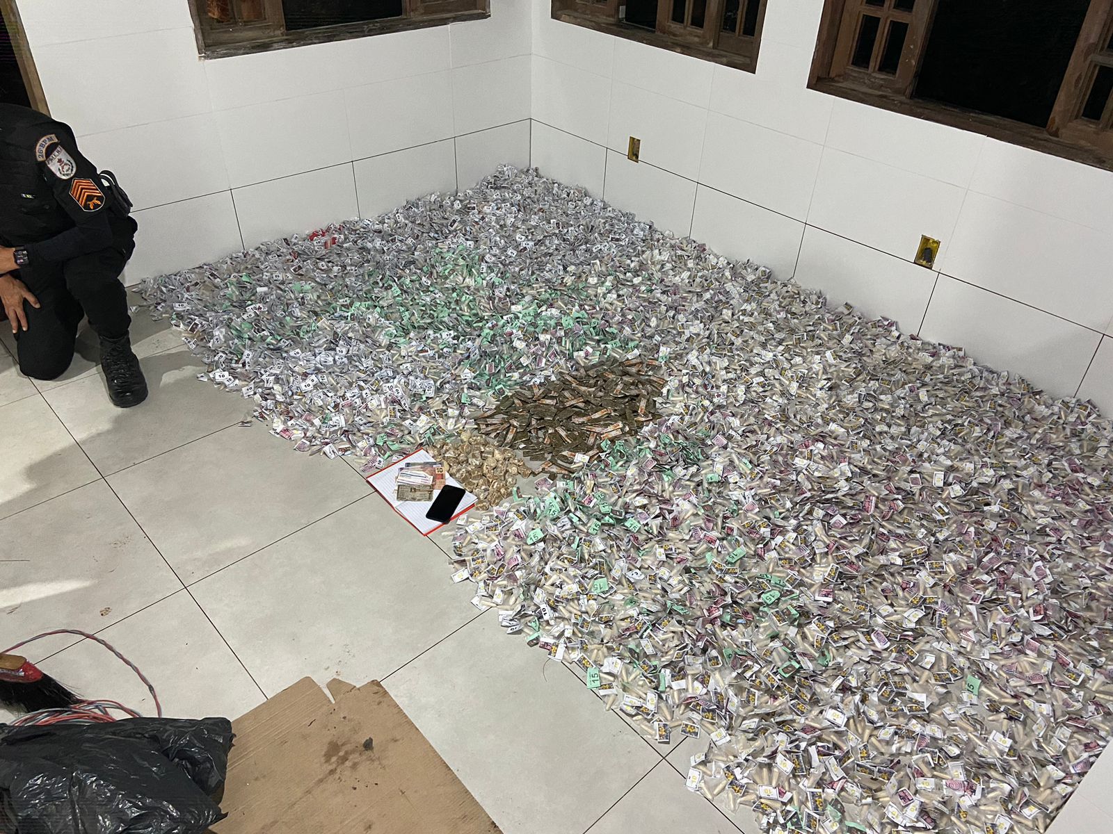 Apreensão feita pela PM resulta em prejuízo de R$ 150 mil ao tráfico do Duarte da Silveira em Petrópolis