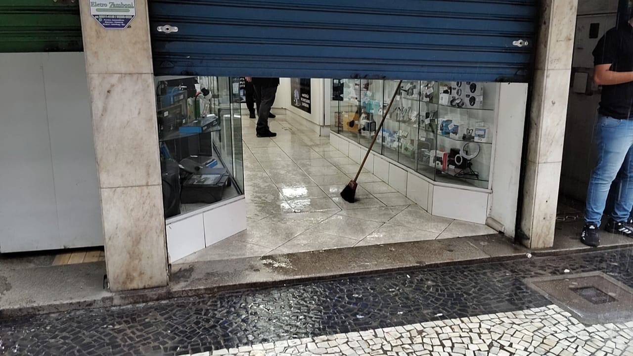 Após temporal Defesa Civil de Petrópolis é acionada para sete ocorrências