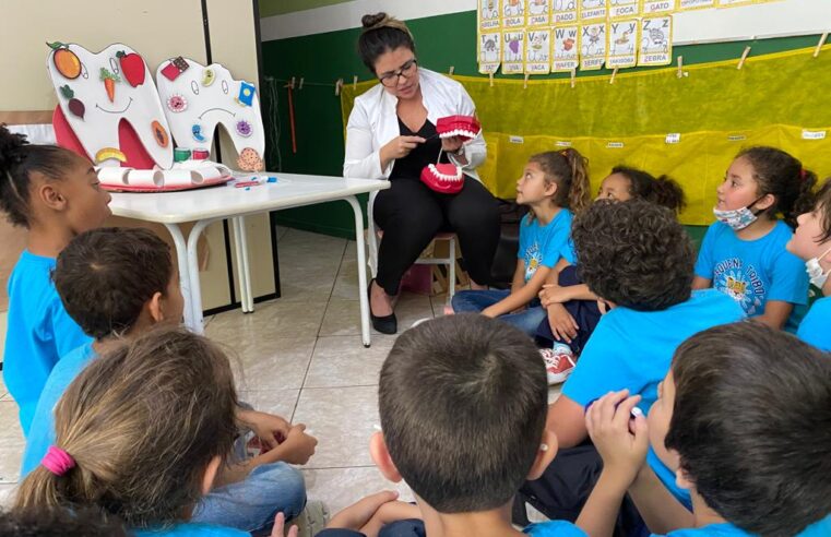 Crianças do projeto social Pequena Tribo recebem orientações sobre saúde bucal e atendimento odontológico gratuito