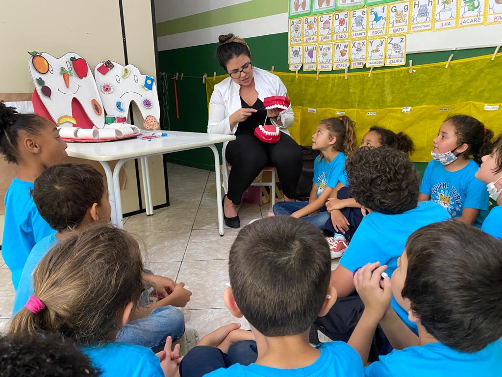Crianças do projeto social Pequena Tribo recebem orientações sobre saúde bucal e atendimento odontológico gratuito