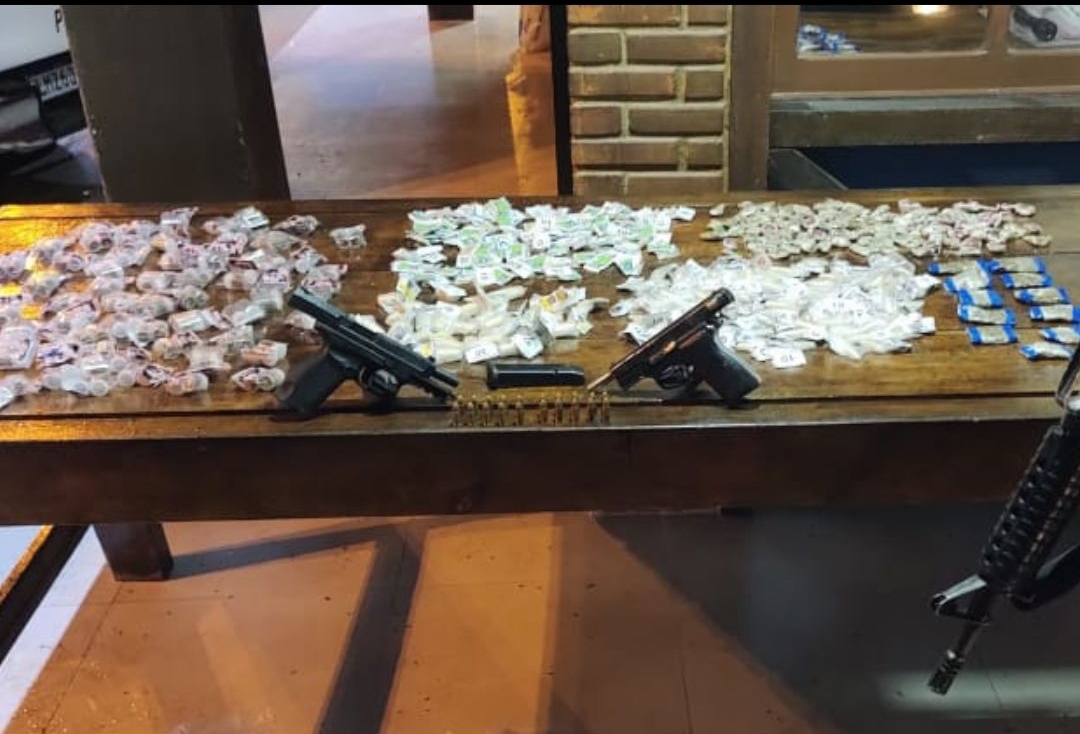 Polícia Militar apreende armas e drogas no Atílio Maroti
