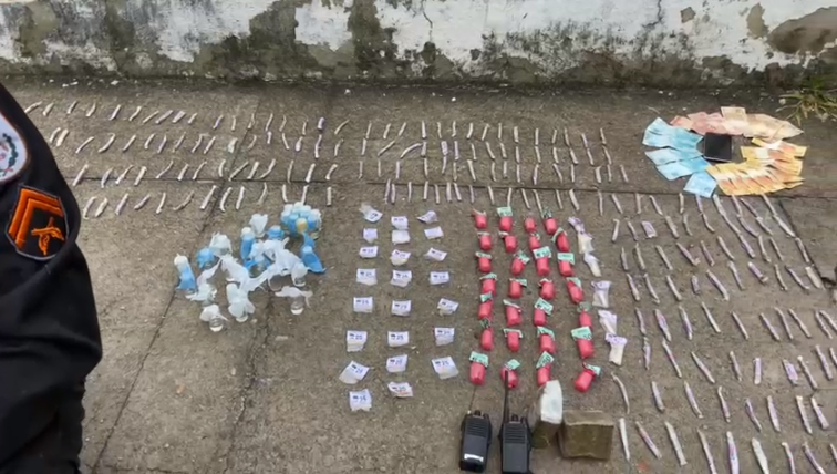 Polícia Militar prende dois homens por tráfico de drogas no Morro da Oficina