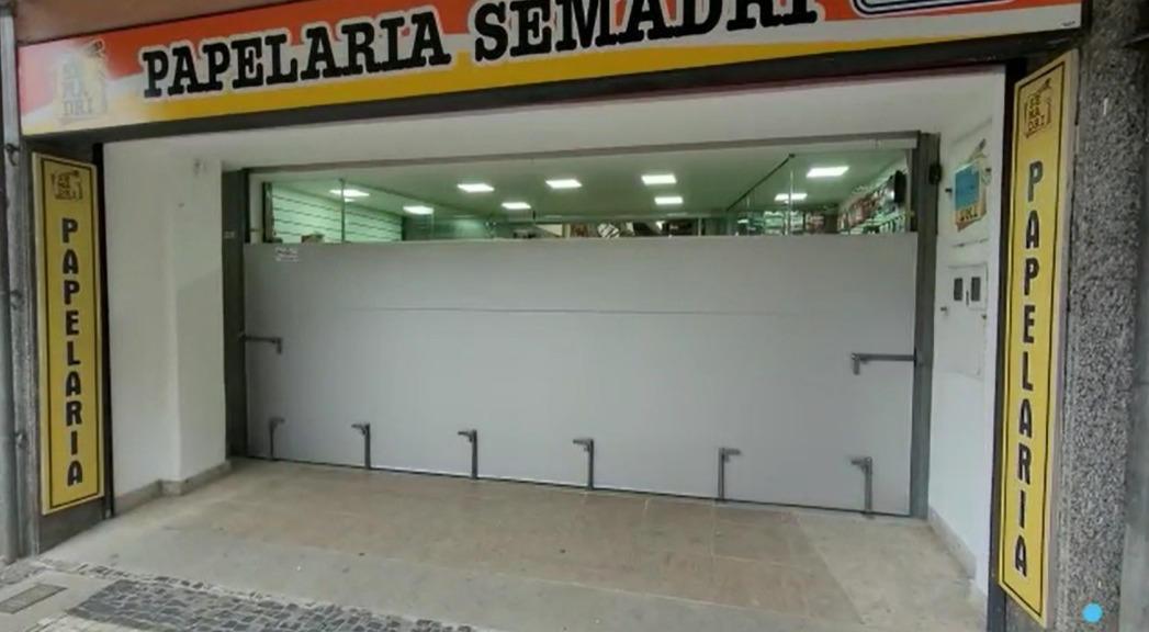 Lojistas do Centro Histórico fazem adaptações para proteger estabelecimentos de inundações