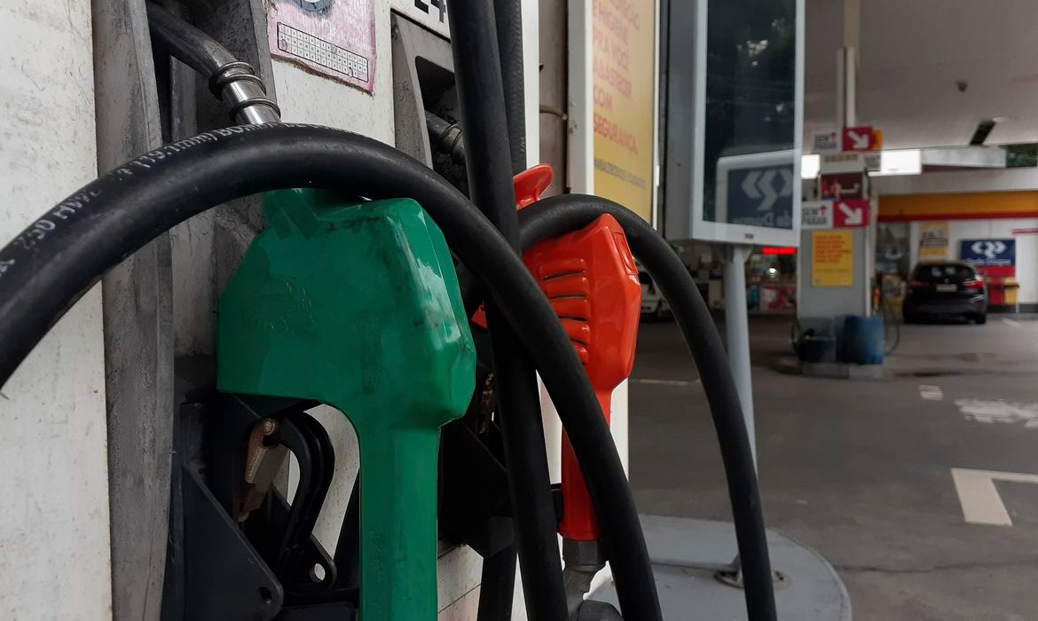 Gasolina estabiliza, mas em Petrópolis preços ainda assustam consumidor