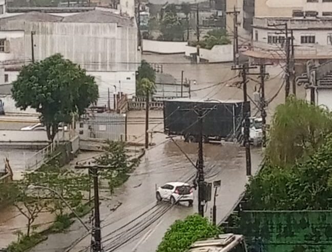 Defesa Civil de Petrópolis aciona sistema de sirenes no 1º distrito de Petrópolis devido a temporal e adota estágio operacional de atenção