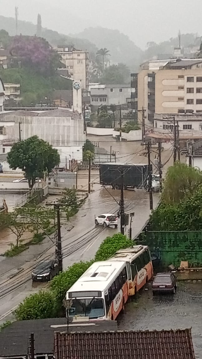 Defesa Civil de Petrópolis aciona sistema de sirenes no 1º distrito de Petrópolis devido a temporal e adota estágio operacional de atenção