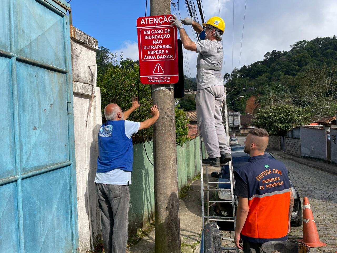 Ilhas de segurança: Prefeitura de Petrópolis inicia instalação das placas na região da Coronel Veiga