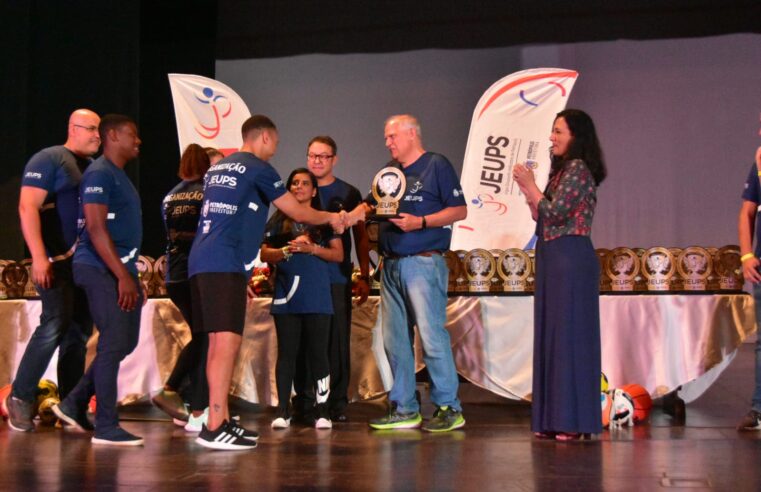 Escolas participantes dos Jeups são premiadas em evento realizado pela Prefeitura de Petrópolis