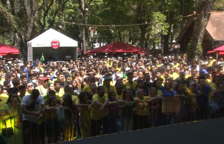 Centro de Petrópolis registra grande fluxo de pessoas para acompanhar jogo do Brasil