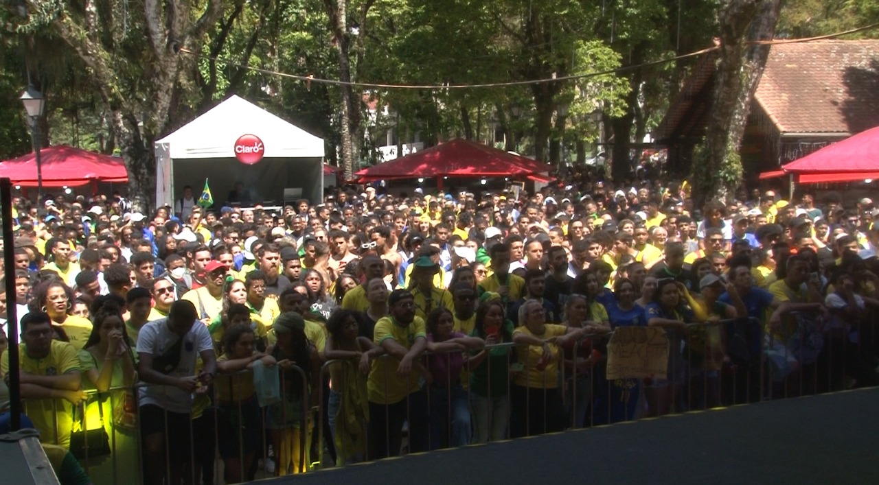 Centro de Petrópolis registra grande fluxo de pessoas para acompanhar jogo do Brasil
