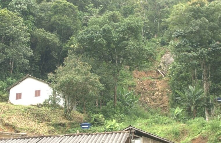 Moradores da Castelânea pedem ajuda do município para obras na região. Local foi afetado pela tragédia climática que atingiu Petrópolis no início do ano