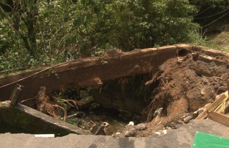 Cratera surge no São Sebastião após temporal de terça-feira (13)