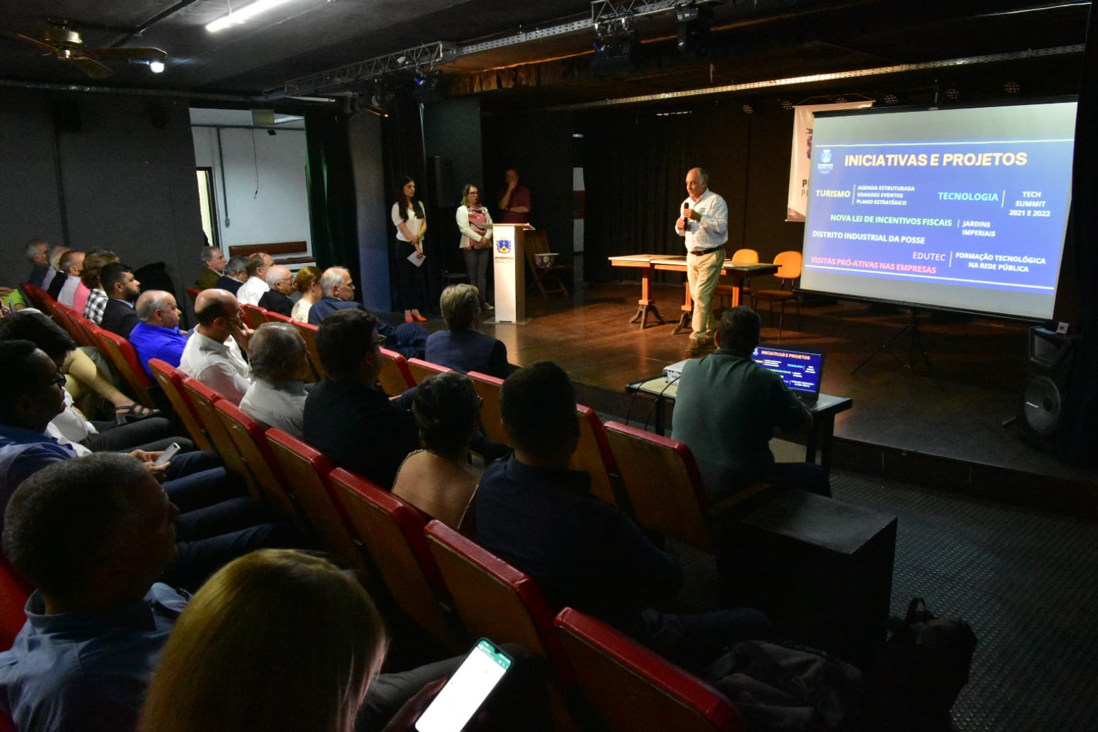 Prefeitura homenageia empresas centenárias de Petrópolis e concede incentivos fiscais