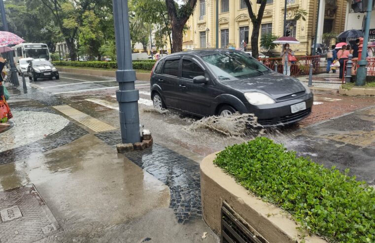 Buracos e desníveis na Rua do Imperador prejudicam a mobilidade