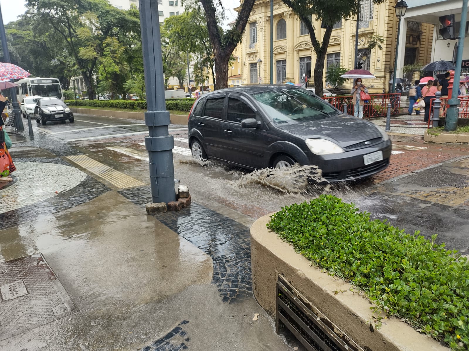 Buracos e desníveis na Rua do Imperador prejudicam a mobilidade