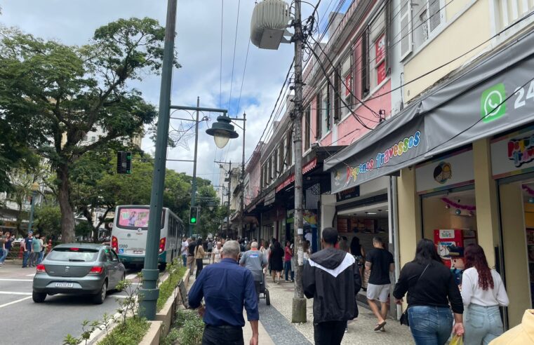 Petropolitanos procuram o comércio do Centro Histórico na antevéspera de Natal para compras de última hora