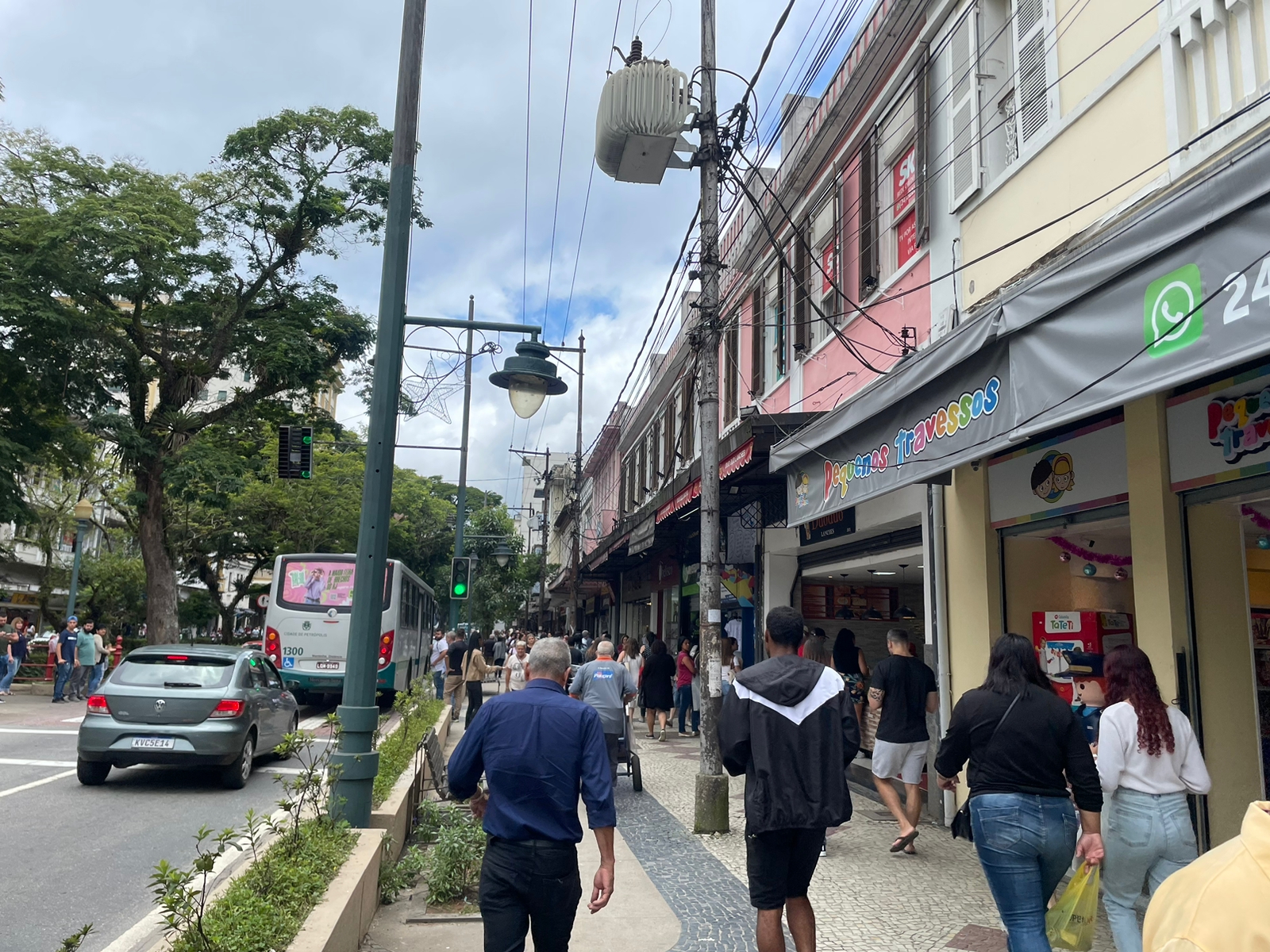 Petropolitanos procuram o comércio do Centro Histórico na antevéspera de Natal para compras de última hora