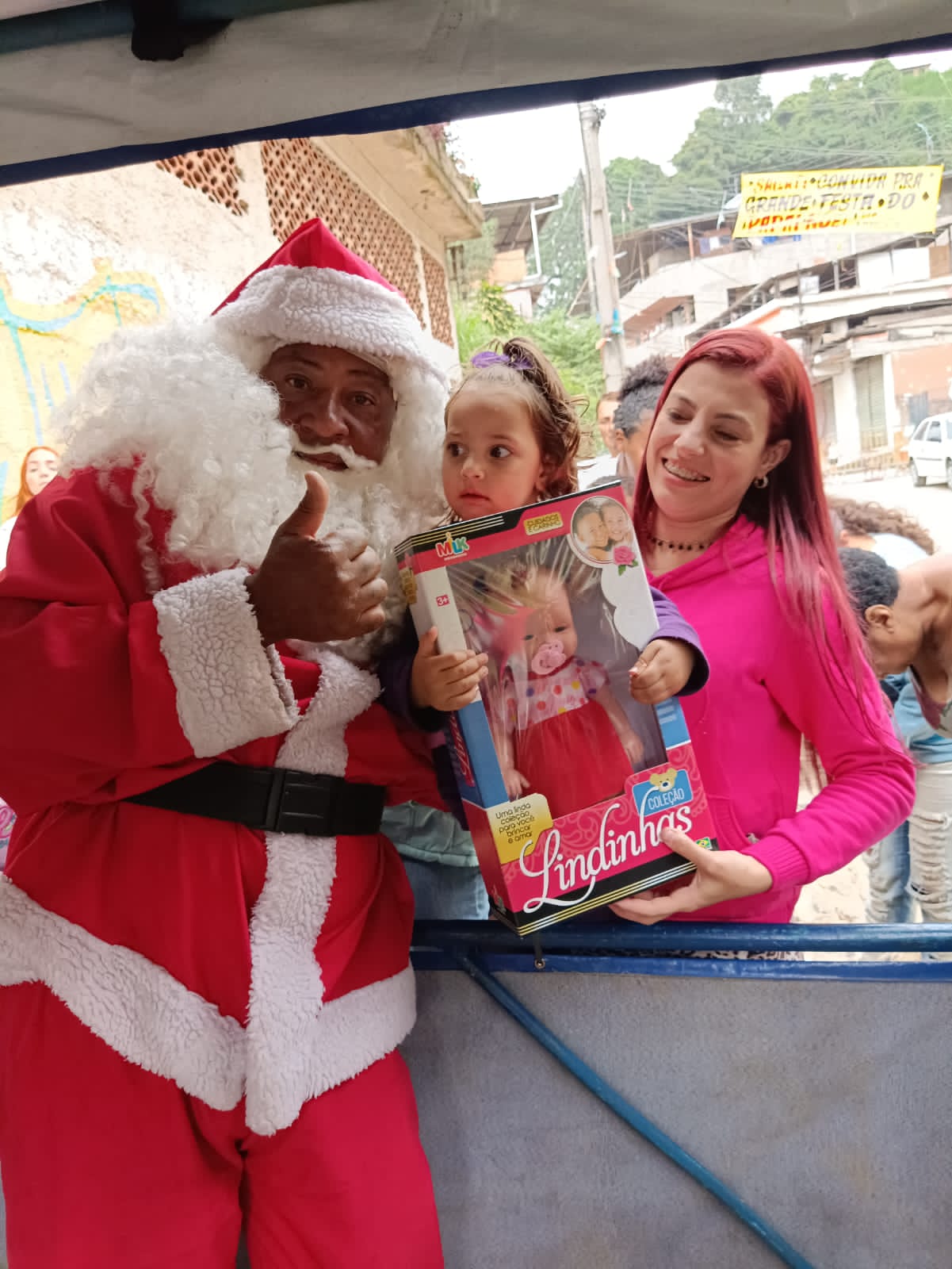 Papai Noel afrodescendente leva a magia do Natal para comunidades