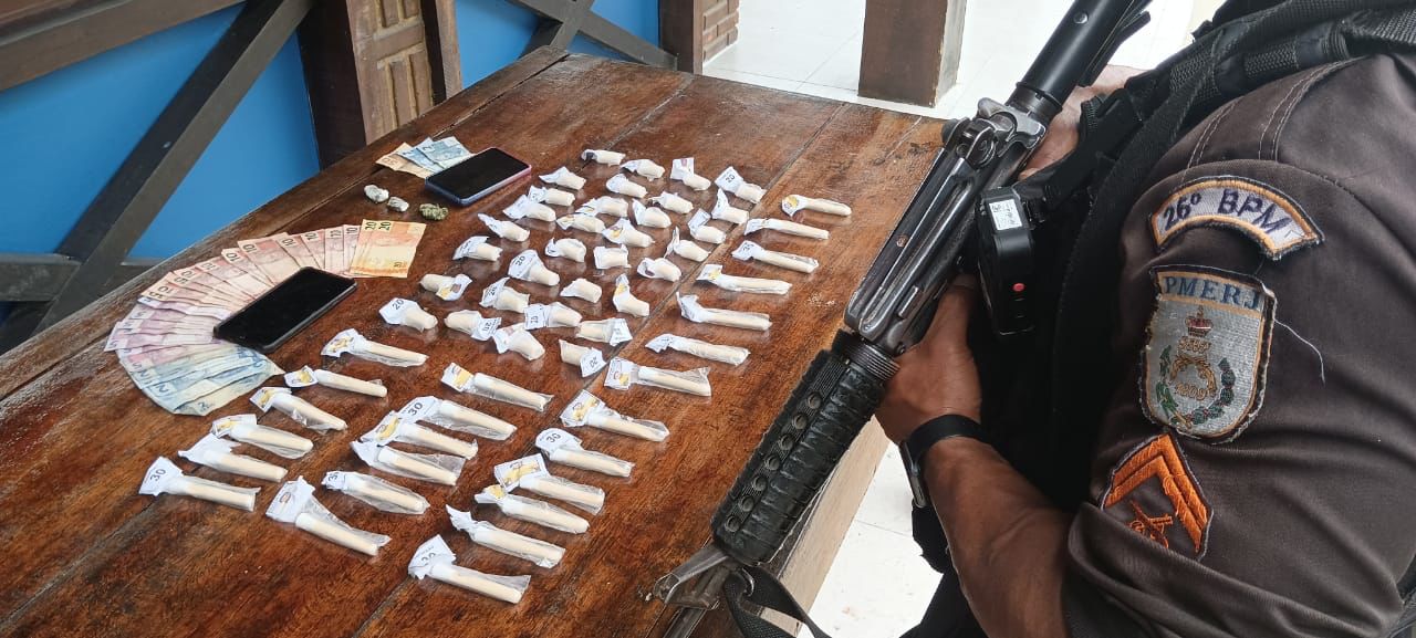 Casal é preso por tráfico de drogas no Centro de Petrópolis