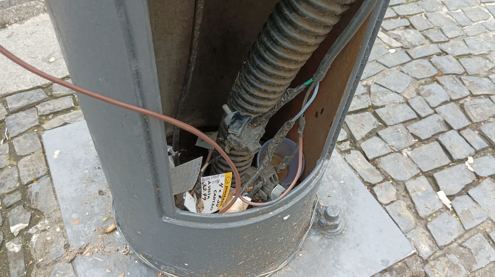 Fiação exposta na Rua do Imperador preocupa pedestres