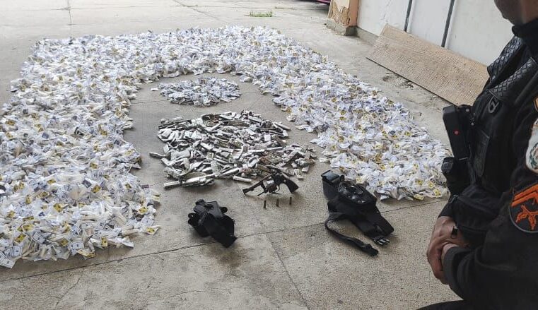 Um revólver e cerca de oito mil cápsulas de drogas são apreendidos no Atílio Maroti em Petrópolis.