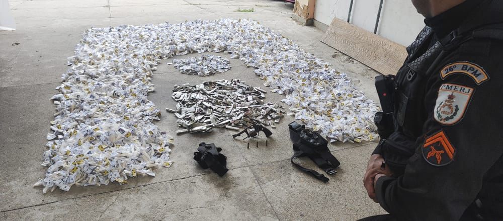 Um revólver e cerca de oito mil cápsulas de drogas são apreendidos no Atílio Maroti em Petrópolis.