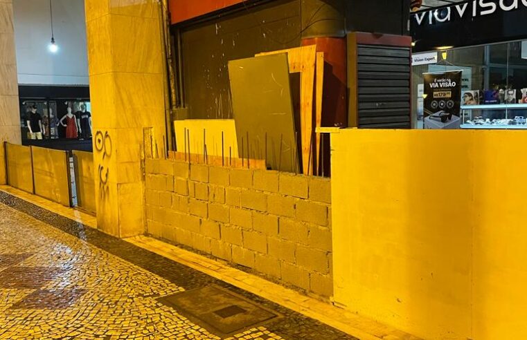 Prefeitura embarga obra no Conjunto Comercial Marchese em Petrópolis