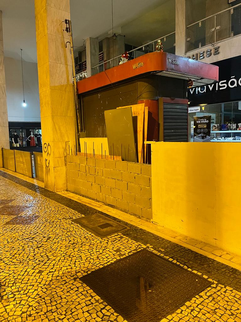 Prefeitura embarga obra no Conjunto Comercial Marchese em Petrópolis