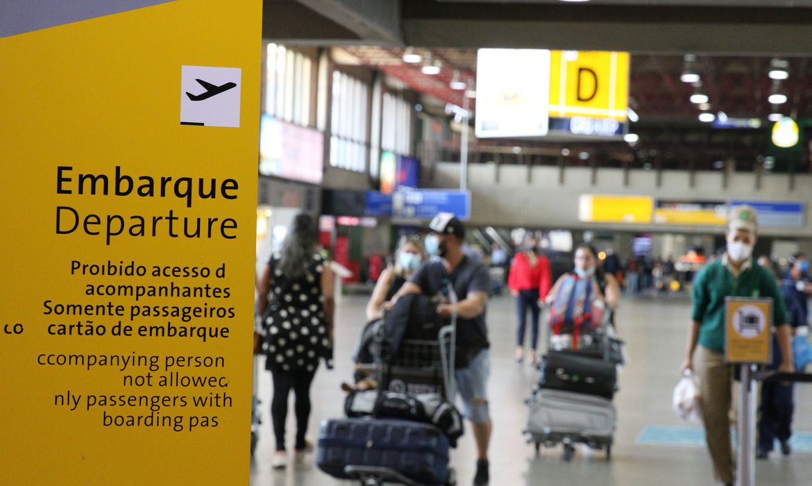 Greve dos aeronautas segue pelo 4º dia&nbsp;com voos atrasados