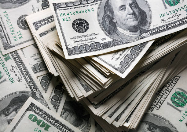 Em 2022, dólar ficou mais caro que o euro pela primeira vez em 20 anos