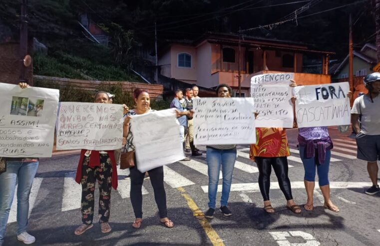 Passageiros realizam manifestação pedindo o término da concessão com a Viação Cascatinha em Petrópolis