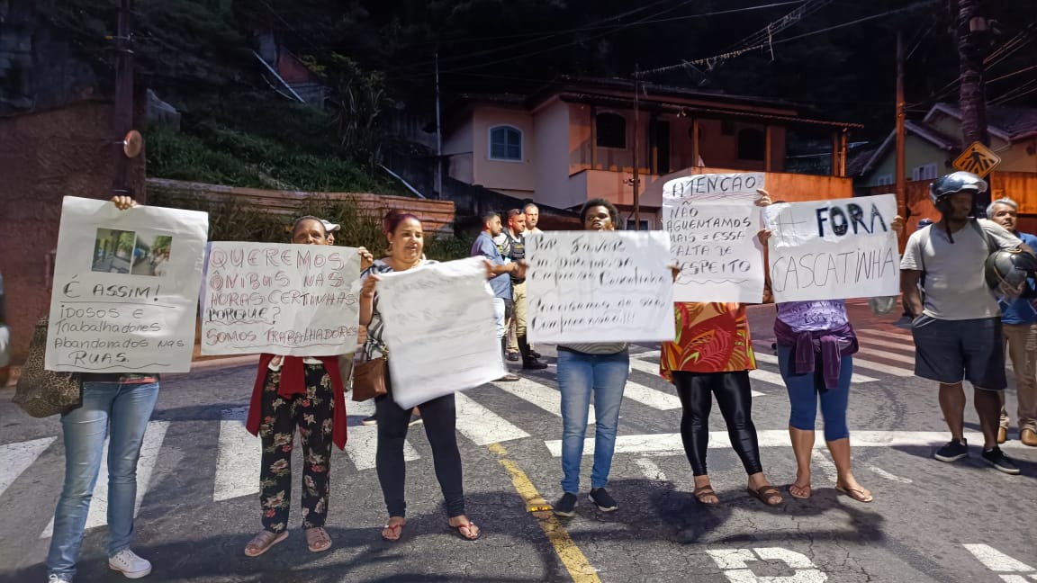 Passageiros realizam manifestação pedindo o término da concessão com a Viação Cascatinha em Petrópolis