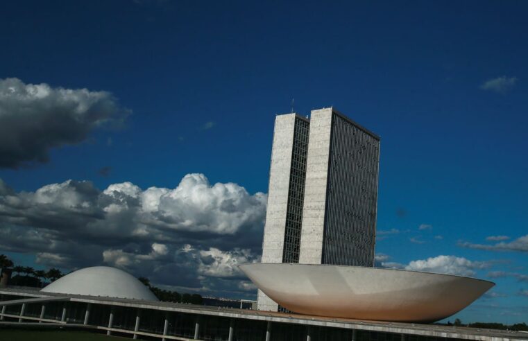 Congresso aprova Orçamento com salário mínimo de R$1.320 para 2023