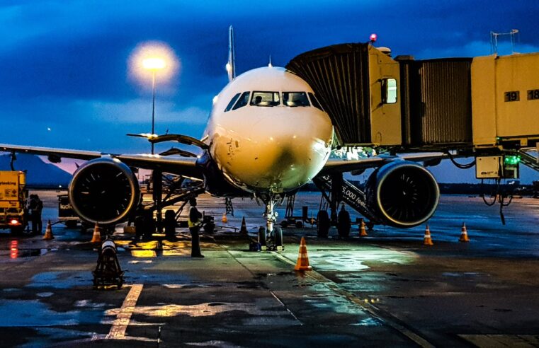 Governo zera alíquota de Pis e Cofins do setor aéreo, mas preço de passagem não deve cair