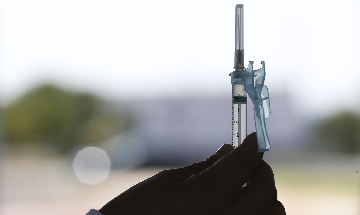 Governo recebe novo lote de vacinas contra covid-19