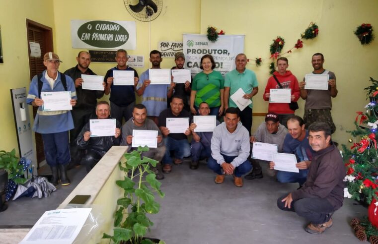 Servidores recebem certificado por conclusão de curso
