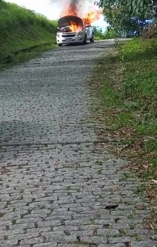 Carro pega fogo no Duques em Petrópolis